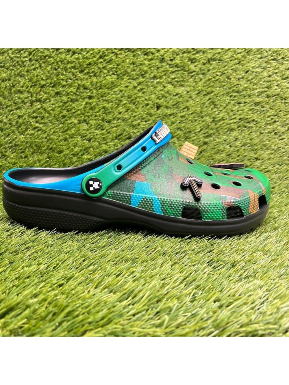 Crocs Classic Clog Minecraft Mens Size 11 Green Beach Outdoor Slip On Sandals